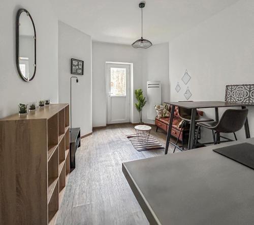 un salon avec une table et une salle à manger dans l'établissement T2 cosy avec terrasse privée à Montluçon, à Montluçon