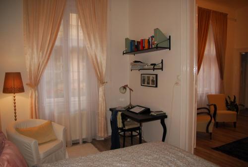 ブダペストにあるBalázs Apartment - Oktogonのベッドルーム1室(ベッド1台、デスク、椅子付)