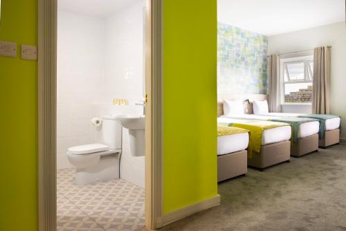 Ένα ή περισσότερα κρεβάτια σε δωμάτιο στο The Camden Street Hotel