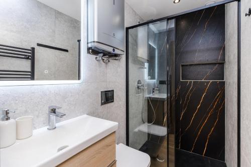 a bathroom with a sink and a shower at Czorsztyn- Kluszkowce Lake & Ski in Kluszkowce