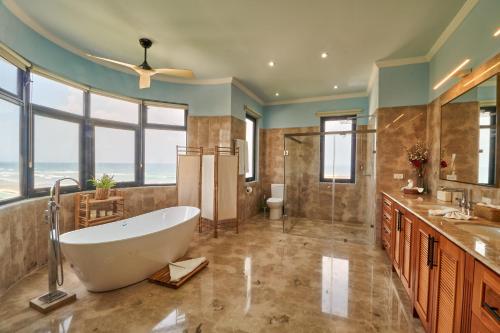 Ένα μπάνιο στο Exclusive Oceanfront Retreat in Tulum with Infinity Pool and Caribbean Views