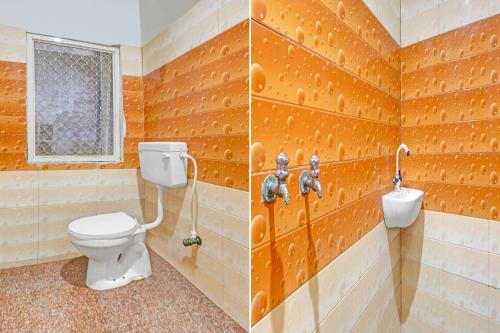 a bathroom with a toilet and a sink at FabExpress Yadhuvanshi Dhaam- 900m from Prem Mandir and Iskcon Temple in Vrindāvan