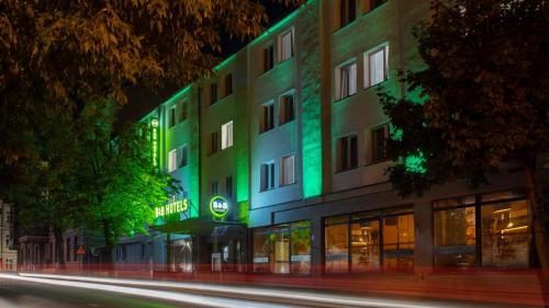 budynek z zielonymi światłami na boku w obiekcie B&B HOTEL Piotrków Trybunalski w Piotrkowie Trybunalskim