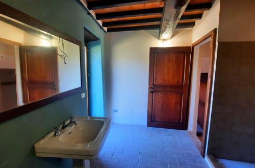 Bilik mandi di Agriturismo Il Loppo, your Home in the Woods