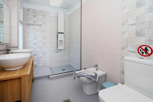A bathroom at Villa Baycasa