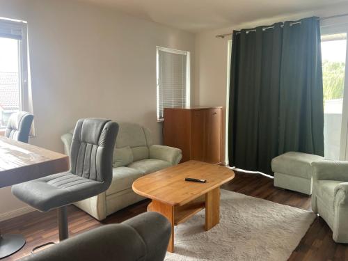 a living room with a couch and a coffee table at Helle Ferienwohnung mit Balkon in Itzehoe