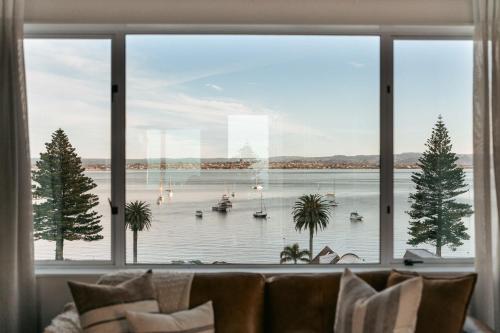 une grande fenêtre avec vue sur l'eau dans l'établissement Luxe Mount Escape Stunning Sea Views Pool & Gym, à Mount Maunganui