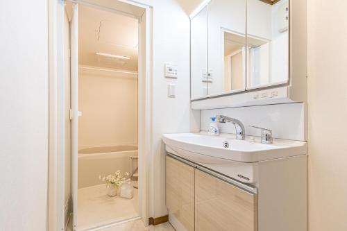Ένα μπάνιο στο 3 Story Private House, 7 Min Walk to Yamanote Line Direct to Shinjuku, Ikebukuro, Shibuya