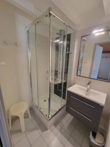 une salle de bain avec une douche en verre et un lavabo dans l'établissement Villa 5 couchages 2 chambres belle terrasse d'angle piscine commune dans résidence sécurisée à 200m de la mer LRMA2A, à Portiragnes