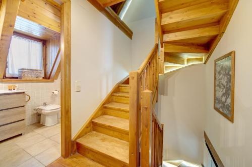 a bathroom with wooden stairs and a toilet at Arties Luxury Apartments - parking a pie de pistas Val de Ruda in Arties
