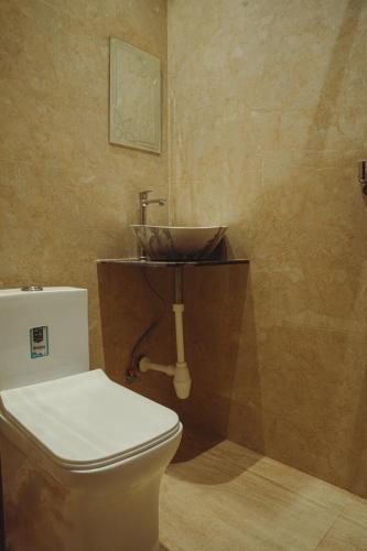 a bathroom with a toilet and a sink at Dreamyard Udaipur in Udaipur