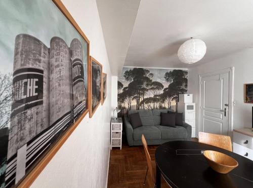 a living room with a table and a couch at Lyon Chambre pour une personne chez Dalia in Lyon