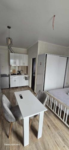 a living room with a white table and a bed at ilios in K'obulet'i