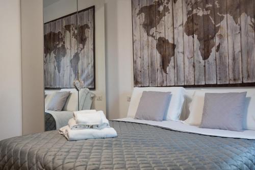 a bedroom with two beds with a map on the wall at Alba apartments in Biassa