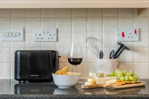 Η κουζίνα ή μικρή κουζίνα στο Wootton Perfect For Long Stays 3 Bedroom Parking