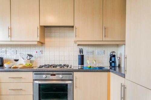 Η κουζίνα ή μικρή κουζίνα στο Wootton Perfect For Long Stays 3 Bedroom Parking