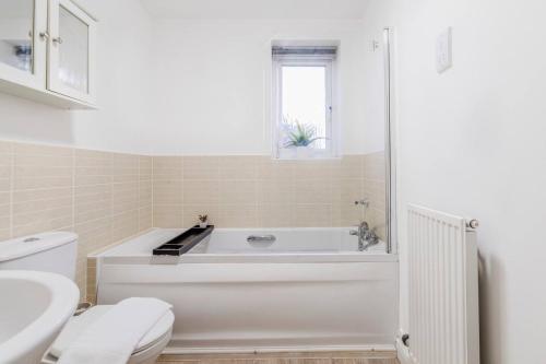 Ένα μπάνιο στο Wootton Perfect For Long Stays 3 Bedroom Parking