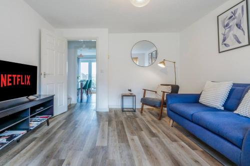 Μια τηλεόραση ή/και κέντρο ψυχαγωγίας στο Wootton Perfect For Long Stays 3 Bedroom Parking