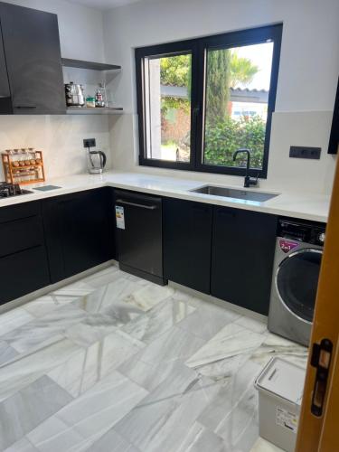 Dapur atau dapur kecil di Marina Smir luxury home