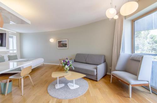Ruang duduk di thecamp Hôtel & Lodges - Aix en Provence