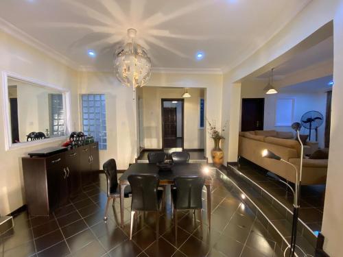 Un lugar para sentarse en Serene 3BR Retreat with Lush private Garden, mini gym and spa access