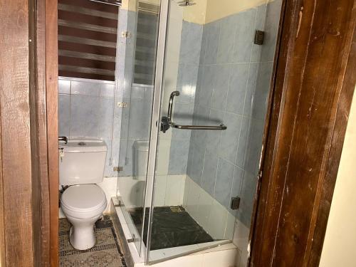 Un baño de Serene 3BR Retreat with Lush private Garden, mini gym and spa access