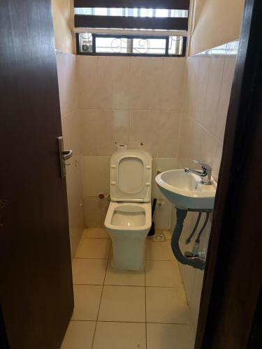 Un baño de Serene 3BR Retreat with Lush private Garden, mini gym and spa access