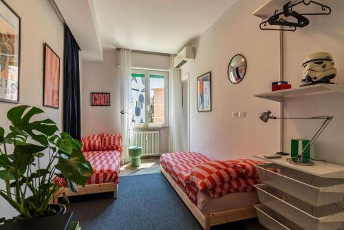 GuestHost - Colorful Apt in Vintage-Modern Style