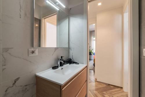 GuestHost - Colorful Apt in Vintage-Modern Style