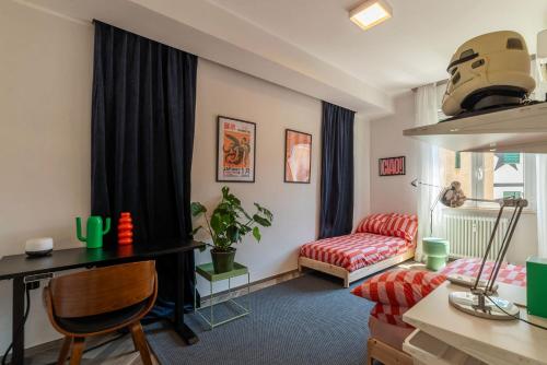 GuestHost - Colorful Apt in Vintage-Modern Style