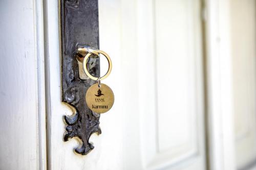 a door knob with a key chain on it at Karmnu Holiday Farmhouse in Għasri