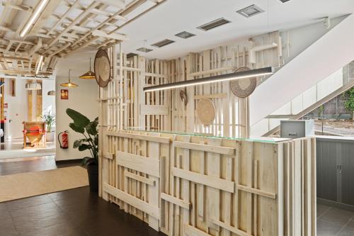 エステーリャにあるHotel Urederの壁に木製の仕切りがある部屋