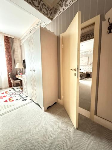 a room with a door leading to a bedroom at Aries Hotel & SPA Wisła in Wisła