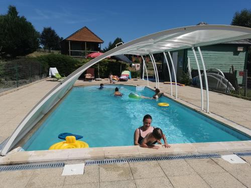 un gruppo di persone in una piscina di Chalet en plein nature, gorges de la Dordogne a Sérandon