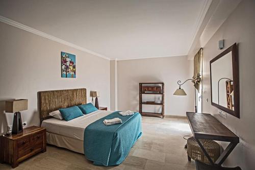 Ένα ή περισσότερα κρεβάτια σε δωμάτιο στο Villa Fig Tree Bay Seafront, Luxury 5Bdr Seafront Protaras