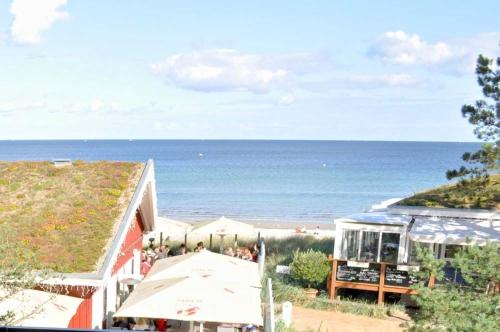 沙博伊茨Residenz Ostseestrand Ferienwohnung Nr 15 Meerblick的从大楼欣赏海滩美景