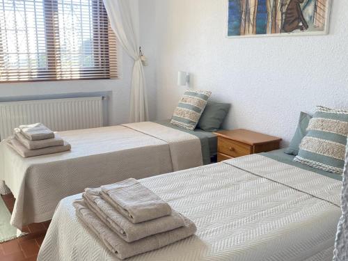 En eller flere senge i et værelse på REf 10 VILLA DOS AQUAS