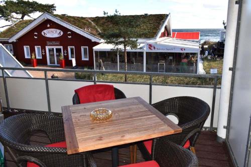 沙博伊茨Residenz Ostseestrand Ferienwohnung Nr 08的餐厅阳台上的桌椅