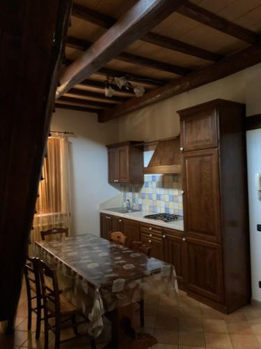 a kitchen with a table with chairs and a counter top at Residenza Le Querce Trilocale in Fossato di Vico