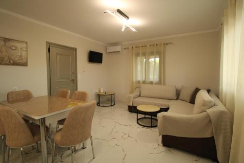 una sala de estar con un sofá y una mesa en Serenity Oropos, en Markópoulon Oropoú