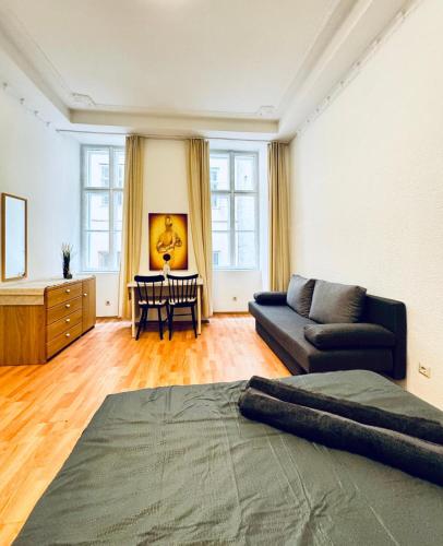 Modern 1-Bedroom Apartment for 3, 15 Minutes from Augarten