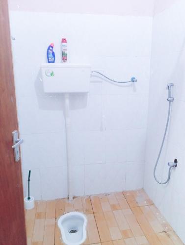 MakinduにあるAlRosa is the place to beのトイレと洗面台付きのバスルーム