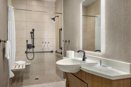 Ένα μπάνιο στο SpringHill Suites by Marriott San Luis Obispo