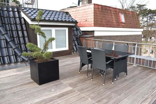 Seepassage Ferienwohnung Nr 06 في تيميندورفير ستراند: فناء مع طاولة وكراسي على السطح