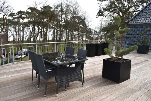 Seepassage Ferienwohnung Nr 06 في تيميندورفير ستراند: فناء مع طاولة وكراسي على السطح