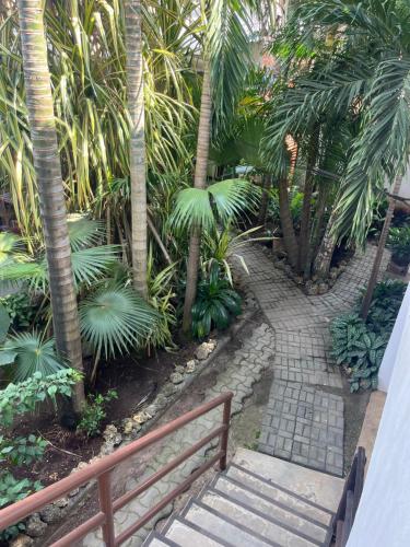 Un jardín fuera de 27 Cafe Zanzibar Airport Hotel