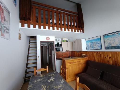 un salon avec un escalier menant à une cuisine dans l'établissement Duplex ski aux pieds, 6 pers, animaux acceptés, Wi-Fi, parking - FR-1-445-94, à Montgenèvre