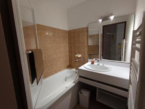 une salle de bain avec un lavabo et une baignoire et un lavabo dans l'établissement Duplex ski aux pieds, 6 pers, animaux acceptés, Wi-Fi, parking - FR-1-445-94, à Montgenèvre