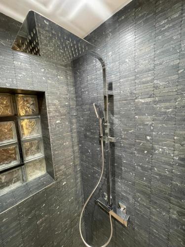 Bilik mandi di Dios Apartment by Agora Flats