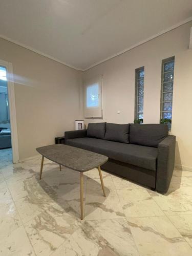 Ruang duduk di Dios Apartment by Agora Flats